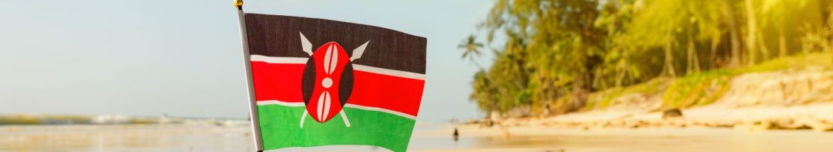 Die Nationalflagge Kenias an einem Strand aufgestellt bei Tag.