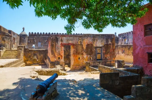 Die Ruinen des alten Fort Jesus, heute ein UNESCO-Weltkulturerbe bei Tag.