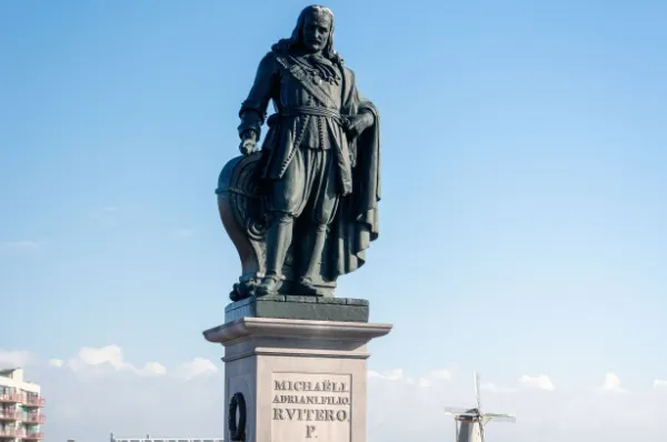 Statue von Michiel de Ruyter in Vlissingen vor blauem Himmel.