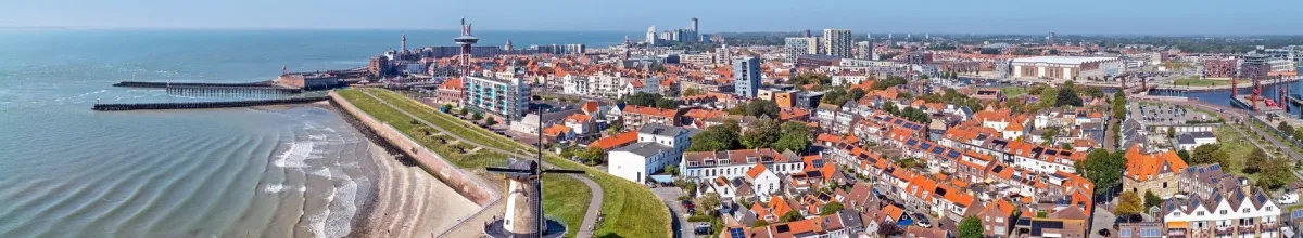 Vlissingen am Meer von oben fotografiert.