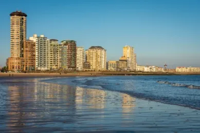 Skyline von Vlissingen mit den Hochhäusern am Meer.
