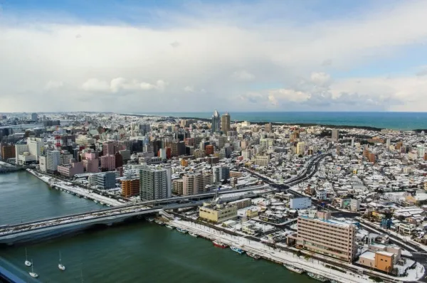 Luftbild der schneebedeckten Hafenstadt Niigata.