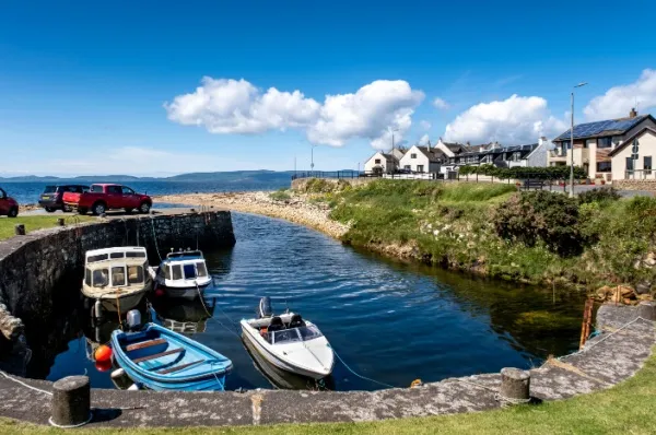 Kleine Bucht Kleine Bucht auf der Isle of Arran mit angrenzenden Wohnhäusern.
