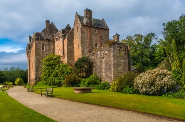 Brodick Castle Außenansicht des alten Schlosses "Brodick Castle", das in einem gepflegten Park steht.