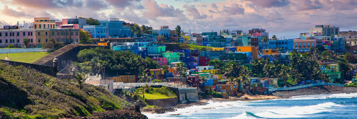 Die bunte Stadt San Juan auf Puerto Rico direkt am Strand.