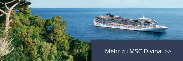 Seitliche Ansicht von MSC Divina an einer bewaldeten Küste