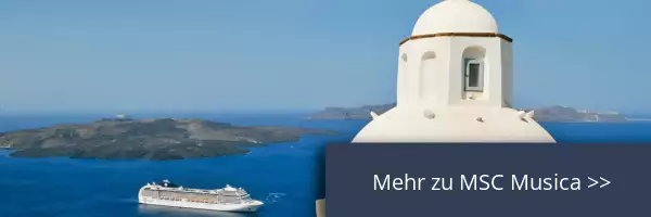 MSC Musica vor Santorini, Seitenansicht. Im Vordergrund eine weiße Kuppel.