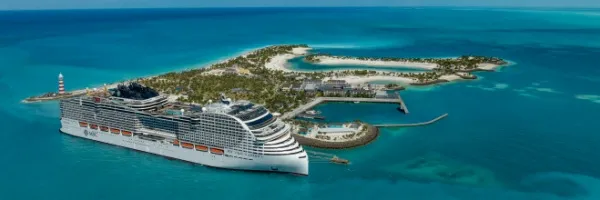 Die MSC World America vor dem Ocean Cay MSC Marine Reserve.