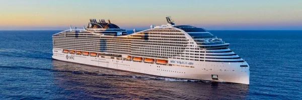 Die MSC World Asia auf dem Meer.