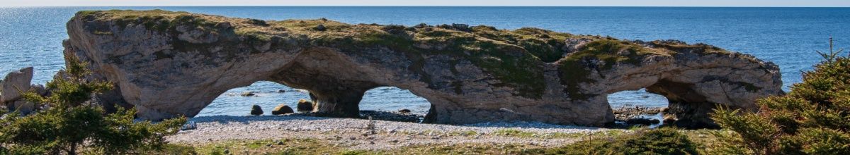 Eine schroffe, imposante Felsformation in Neufundland und Labrador am Tag.