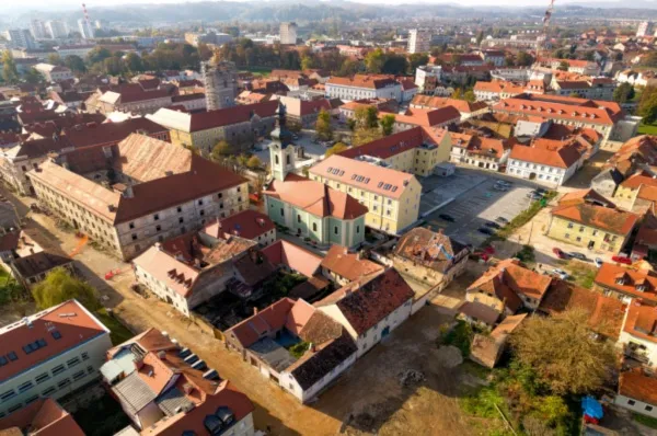 Die Innenstadt von Karlstadt schön beleuchtet am Tag.