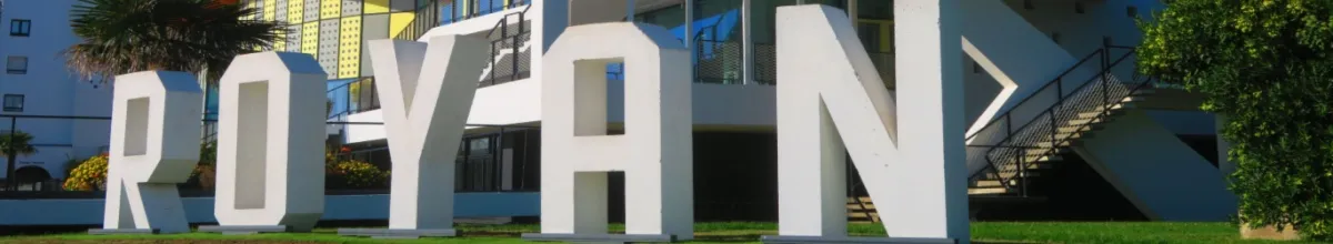 Eine Kunstinstallation bestehend aus dem Schriftzug "Royan" in der gleichnamigen Stadt.