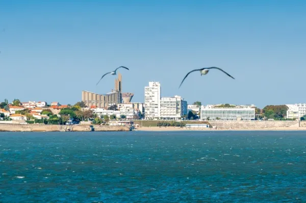 Die Strandkulisse von Royan  am Tag mit zwei fröhlichen Möwen im Vordergrund.