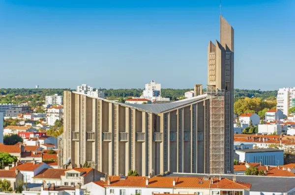 Die Betonkirche Église Notre-Dame de Royan, wie sie sich am Tag über der Stadt erhebt.