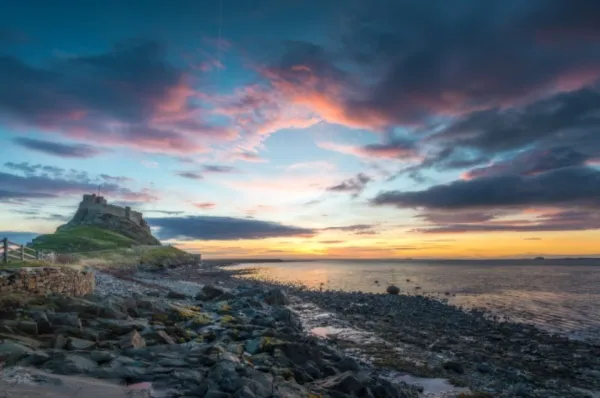 Die spektakuläre Landschaft von Lindisfarne bei Abenddämmerung.
