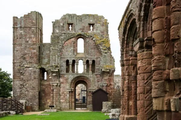Die alten, steinernen Ruinen des Klosters auf Lindisfarne am Tag.