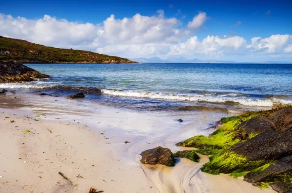 Strand auf Gigha Kleine, naturbelassene Bucht mit weißem Sandstrand.