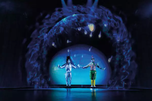 Aufführung im Theater an Bord von <i>Mein Schiff 2</i> .