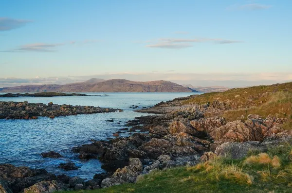 Iona Felsige Küstenlinie der schottischen Insel Iona.