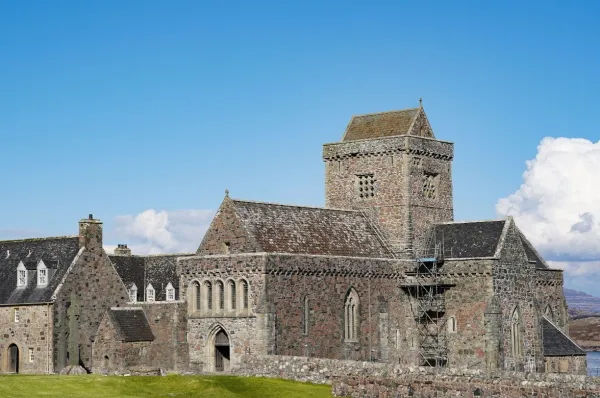 Iona Abbey Die Iona Abtei aus dunklem Gestein.