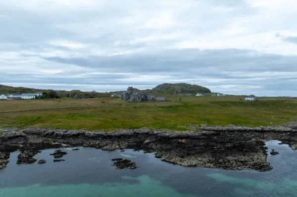 Weidenlandschaft Weidenlandschaft und See, im Hintergrund die Abtei auf Iona.