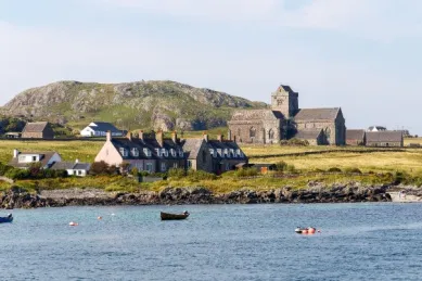 Küste von Iona mit Blick auf die Abtei.