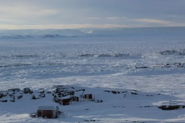 Tundralandschaft Schneebedeckte Tundra bei Iqaluit.