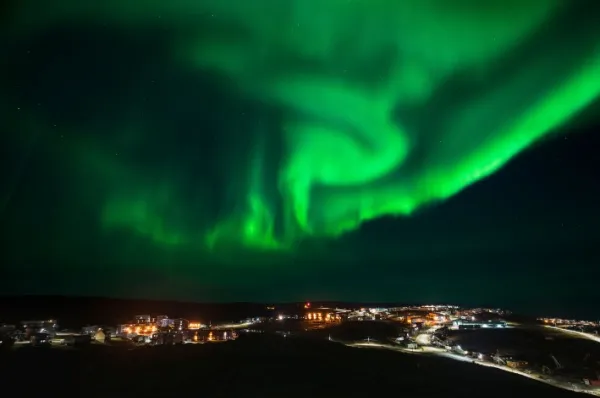 Polarlichter über Iqaluit Grüne Polarlichter am schwarzen Nachthimmel über der Stadt Iqaluit.