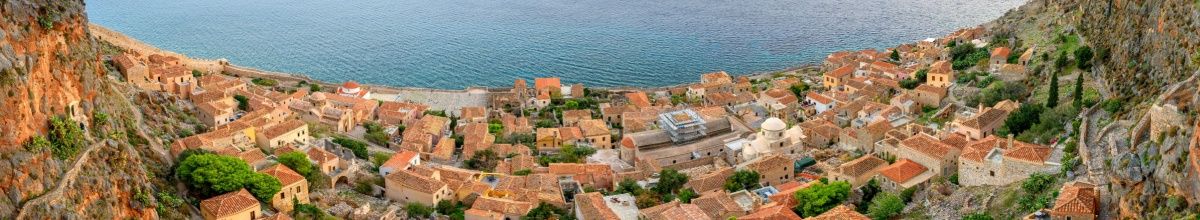 Panoramablick von Monemvasia auf das Meer.