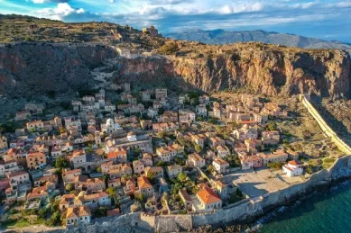 Die an einem Felsen errichtete Stadt Monemvasia bei Tag.