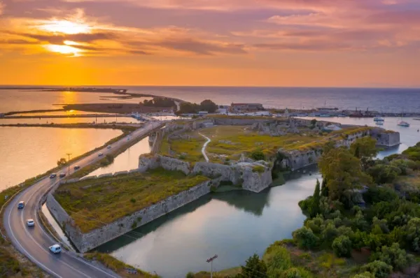 Eine alte Festungsanlage auf Lefkada Die alte Festungsanlage Agia Mavra auf Lefkada bei Sonnenuntergang.