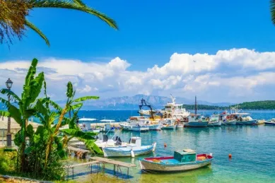 Der bunte Hafen von Lefkada mit einer Vielzahl an Schiffen bei Tag.