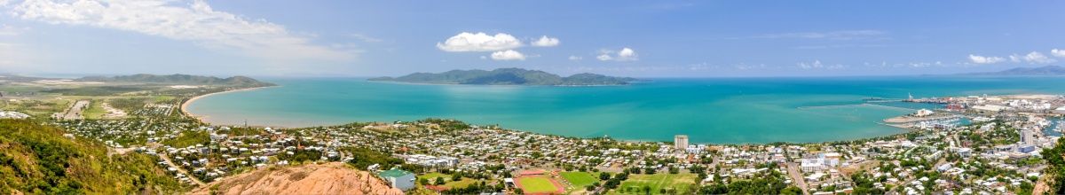 Panoramablick auf die Küste von Townsville und das Meer.