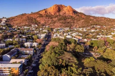 Der Berg "Castle Hill" in Townsville wird von der Sonne angestrahlt und thront über der Stadt.