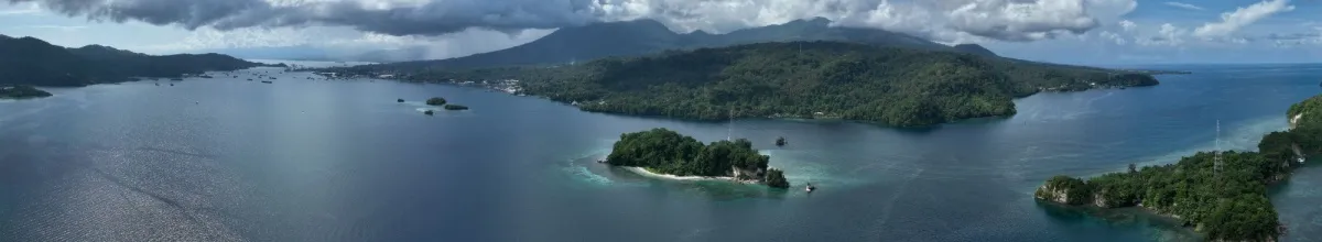 Bitung – Straße von Lembeh Vogelperspektive auf Bitung und umliegende Inseln.