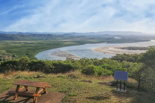 Aussichtspunkt "Grassy Hill" Aussichtspunkt in Cooktown mit Blick auf das Meer.