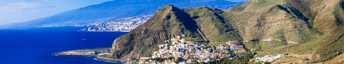 Berg und dunkelblaues Meer bei San Andros auf Teneriffa