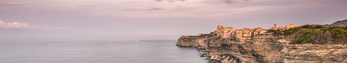 Panoramablick auf Bonifacio, was hoch auf weißen Klippen steht.