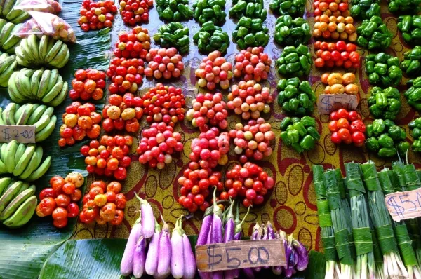 Markt Honiara Verschiedenes Obst und Gemüse auf dem Markt in Honiara, darunter Tomaten, Paprika und Bananen.