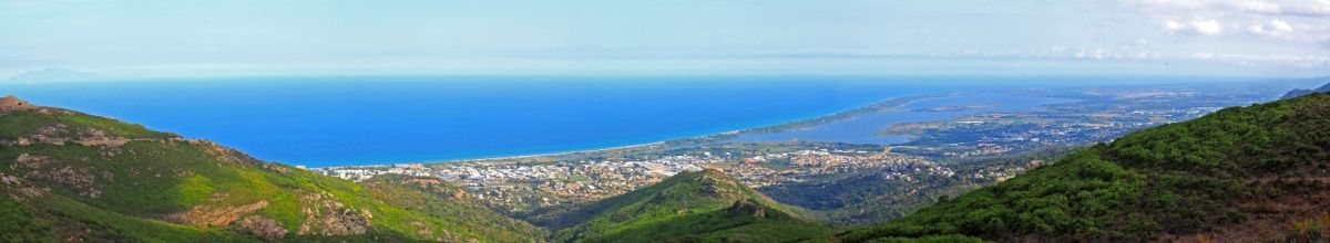 Panoramablick auf die am Meer liegende Stadt Bastia.