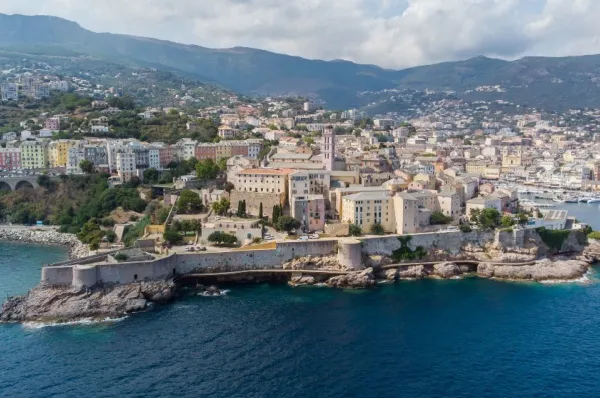 Küste von Bastia Küstenlinie von Bastia, die Stadt steht mir ihren weißen Häusern am Fuße der dahinter liegenden Berge.