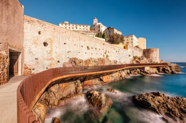 Zitadelle Außenmauer der Zitadelle mit angrenzendem Rundweg am Meer entlang.