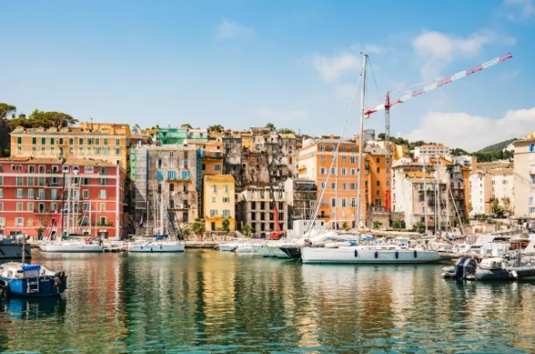 Vieux Port Alter Hafen mit bunten Häuserfassaden und Segelbooten.
