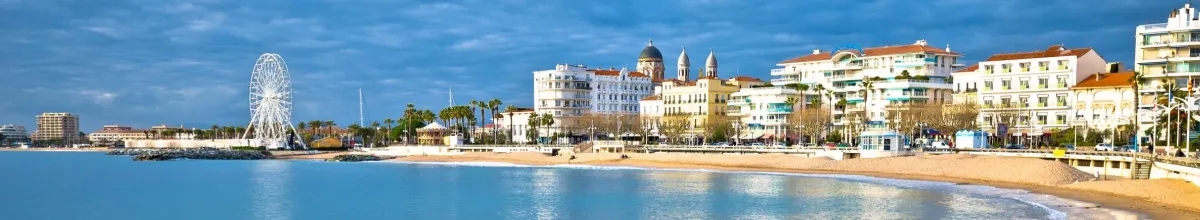 Sicht auf die Küste von Saint-Raphaël mit Häuserfronten und Riesenrad.
