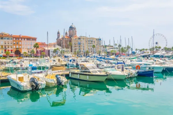 Viele Fischerboote liegen im Hafen von Saint-Raphaël.