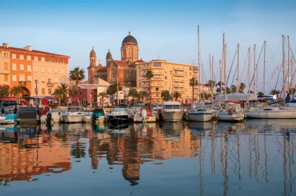 Die malerische Hafenkante der Stadt im goldenen Licht der Abendsonne.