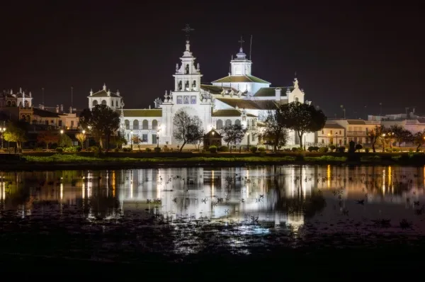 Wallfahrtskirche Elmita del Rocio in Huelva beleuchtet bei Nacht.
