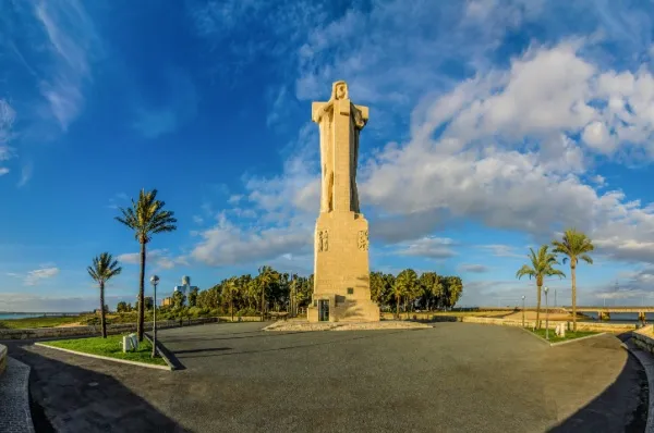 Die beeindruckende Statue von Christoph Kolumbus unter blauem Himmel.