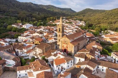 Huelva aus der Vogelperspektive fotografiert mit einer Kirche im Mittelpunkt.