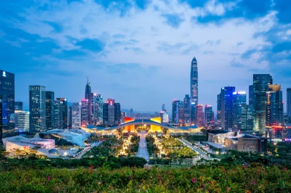 Shenzhen Die Wolkenkratzer und Gebäude in Shenzhen bei Abenddämmerung.
